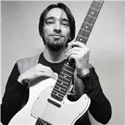 Insegnante di chitarra jazz, pop e rock a Roma, diplomato al Conservatorio, offre lezioni in presenza e online.